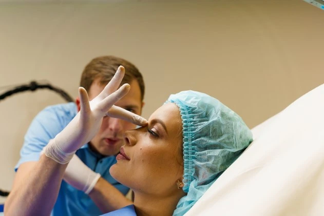 Paciente aplicándose una rinoplastia hibrida ultrasónica